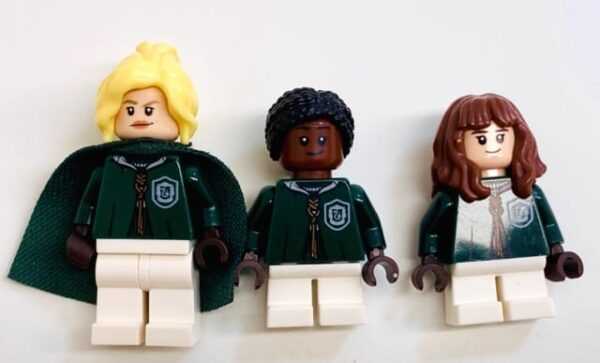 LEGO Minifigure Fun Pack Harry Potter Slytherin Quidditch Team.